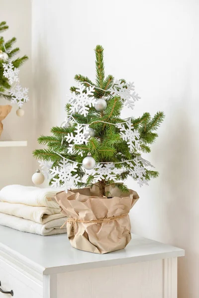 Hermoso Árbol Navidad Maceta Decorada Con Copos Nieve Bolas Cómoda —  Fotos de Stock