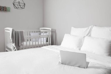 Laptop ve karyolasıyla rahat bir yatak