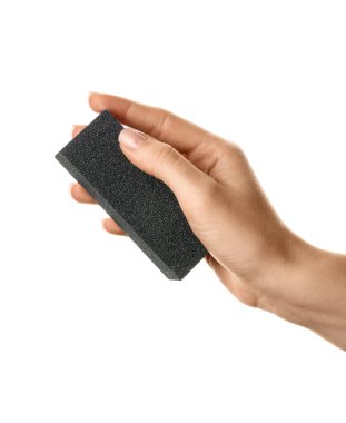 Beyaz arka planda güzel manikürlü ve tırnak tamponlu bir kadın eli.