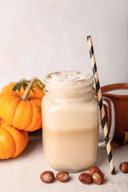 Mason kavanozu, hafif arkaplanda balkabaklı latte.