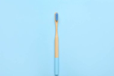 Mavi arkaplanda ahşap diş fırçası