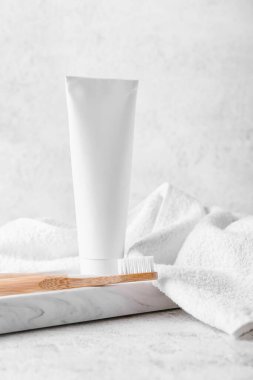 Ahşap diş fırçası, yapıştırıcı ve havlu ile mermer tepsi