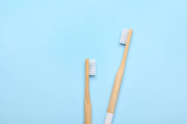 Mavi arkaplanda ahşap diş fırçaları, yakın plan