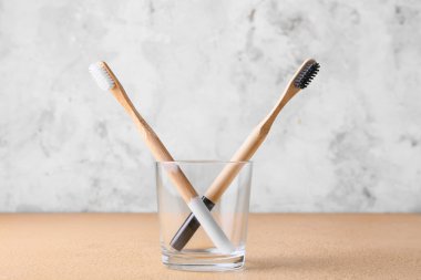 Ahşap diş fırçalı cam açık arkaplan ile renk tablosu