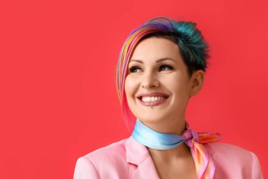 Renkli arka planda sıradışı saçları olan güzel bir kadın.