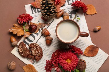 Kahve, gazete, çiçek ve doğal orman dekoru ile renklendirilmiş kompozisyon