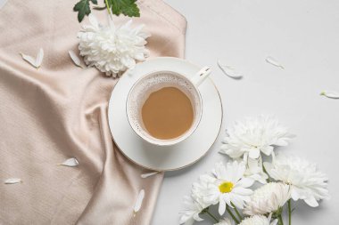 Kahveli kompozisyon ve beyaz arka planda güzel kasımpatı çiçekleri.