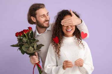 Sevgililer Günü 'nde renk geçmişine rağmen sevgilisini selamlayan mutlu genç adam.