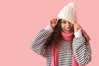 Mutlu Afro-Amerikalı kadın kış kıyafetleri içinde, arka planda