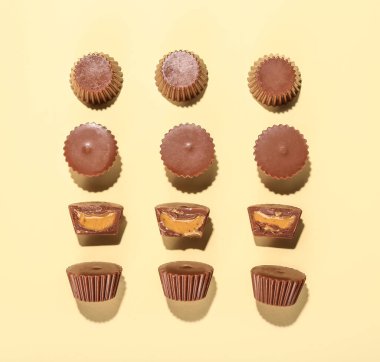 Hafif arka planda lezzetli fıstık ezmeli kekler.