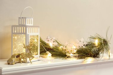 Odadaki şöminede fener ve Noel dekoru