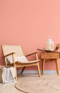 Koltuk ve masa. Renkli duvarın yanında fener var.