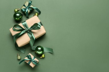 Yeşil arka planda Noel hediyeleri ve dekorasyonlar