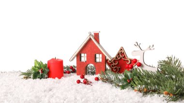 Noel dekorlu kompozisyon ve karlı köknar dalları beyaz arka planda