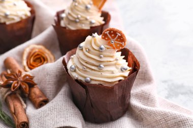 Hafif arka planda lezzetli Noel kekleri