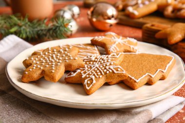 Kırmızı arka planda Noel kurabiyeli tatlı tabak.