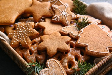 Siyah arka planda tatlı Noel kurabiyeleri olan sepet, yakın plan.