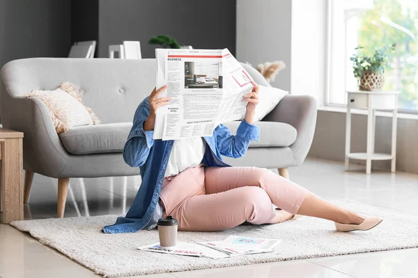 Madura Mujer Leyendo Periódico Suelo Casa — Foto de Stock