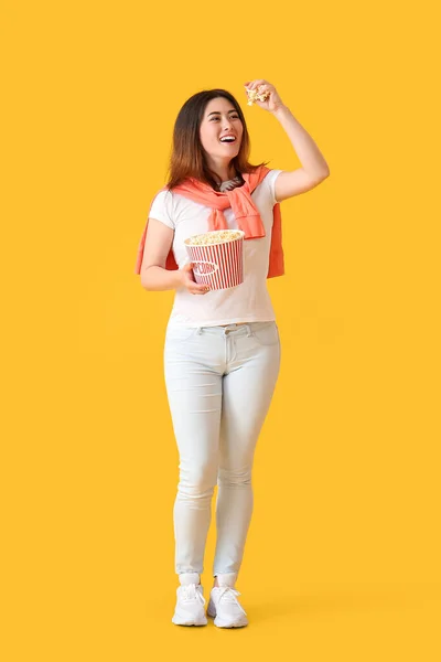 Jonge Aziatische Vrouw Met Lekkere Popcorn Gele Achtergrond — Stockfoto