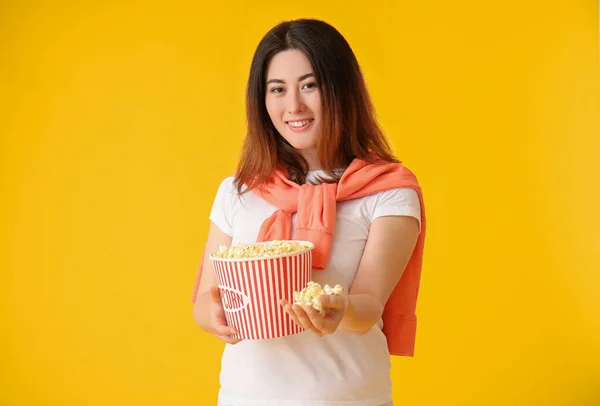 Ung Asiatisk Kvinna Med Hink Välsmakande Popcorn Gul Bakgrund — Stockfoto