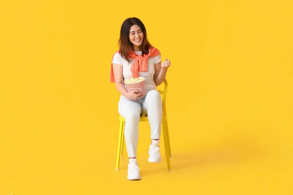 Happy Young Asian Woman Bucket Tasty Popcorn Sitting Chair Yellow — Stock Photo, Image