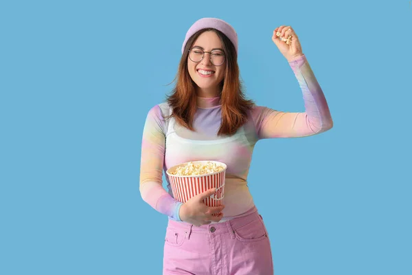 Stílusos Fiatal Ázsiai Vödör Ízletes Popcorn Kék Háttér — Stock Fotó