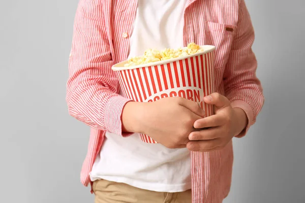 Kleine Jongen Met Emmer Lekkere Popcorn Lichte Achtergrond — Stockfoto