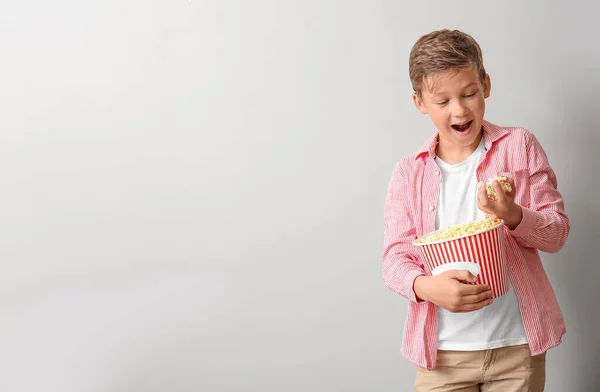 Happy Kleine Jongen Met Emmer Van Lekkere Popcorn Lichte Achtergrond — Stockfoto