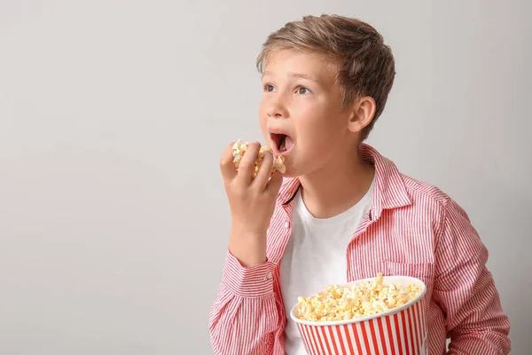 Piccolo Ragazzo Mangiare Gustosi Popcorn Sfondo Chiaro — Foto Stock
