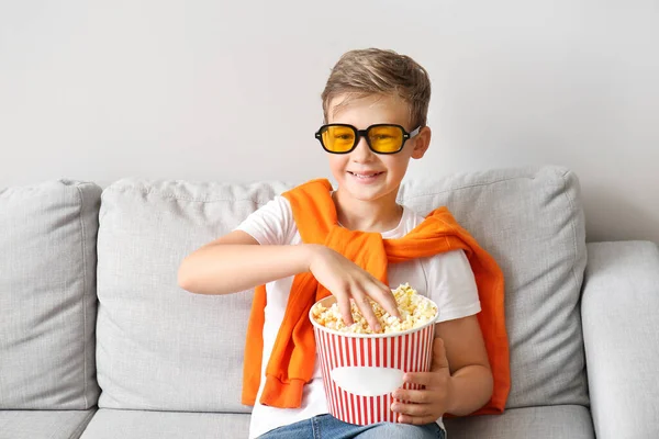 Kleine Jongen Bril Met Lekkere Popcorn Zittend Bank Buurt Van — Stockfoto