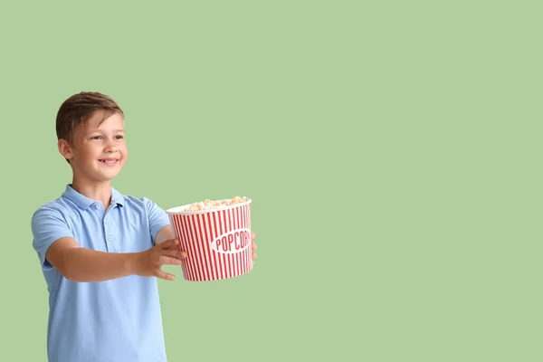Kleine Jongen Met Emmer Lekkere Popcorn Groene Achtergrond — Stockfoto