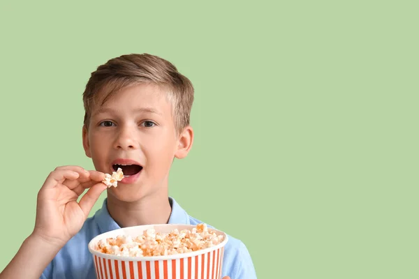 Little Boy Eating Tasty Popcorn Green Background — Stock Photo, Image