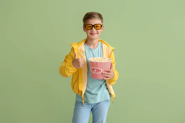 Kleine Jongen Bril Met Emmer Lekkere Popcorn Groene Achtergrond — Stockfoto