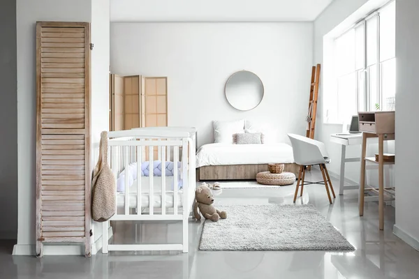 Beyaz Karyolası Modern Işyeri Olan Aydınlık Yatak Odasının Içi — Stok fotoğraf