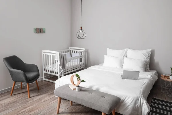 Beyaz Karyolası Koltuğu Olan Aydınlık Yatak Odasının Içi — Stok fotoğraf