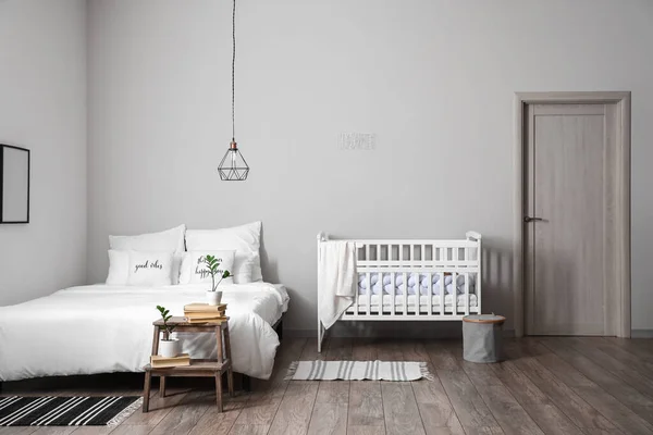 Beyaz Karyolası Olan Aydınlık Modern Yatak Odası — Stok fotoğraf