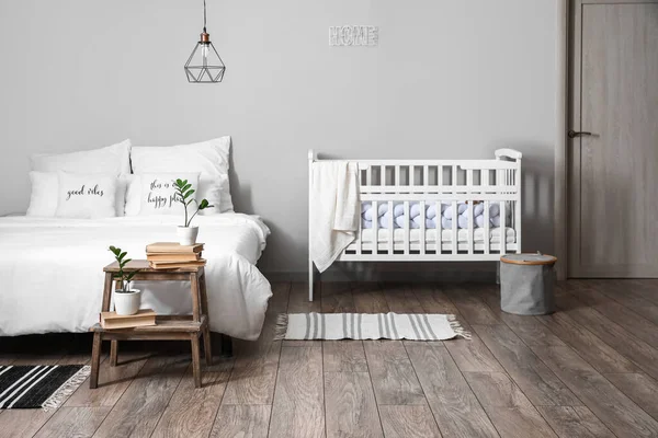Bebek Karyolasıyla Aydınlık Yatak Odasının Içi — Stok fotoğraf