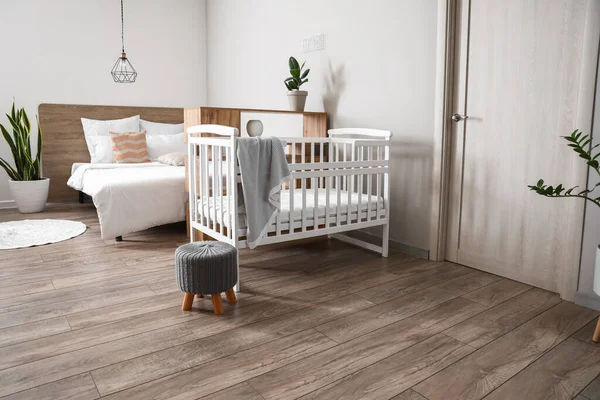 Babybett Mit Grauer Decke Inneren Des Hellen Schlafzimmers — Stockfoto
