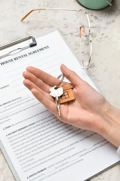 Woman Key House Rental Agreement Eyeglasses Grunge Background Closeup — Stock Photo, Image