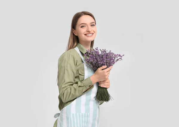 Jardinero Femenino Con Lavanda Sobre Fondo Claro — Foto de Stock