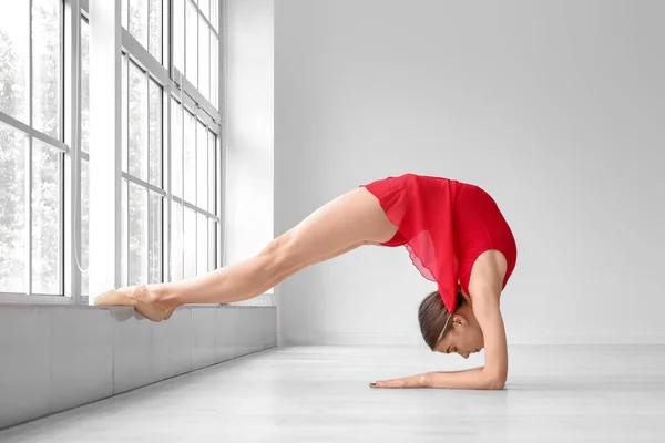 Beautiful Young Woman Doing Gymnastics Gym — Stock Photo, Image