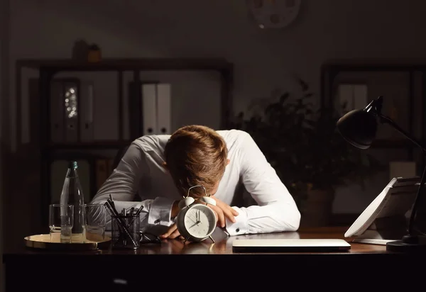 Yorgun Genç Işadamı Geceleri Ofiste Uyuyor — Stok fotoğraf