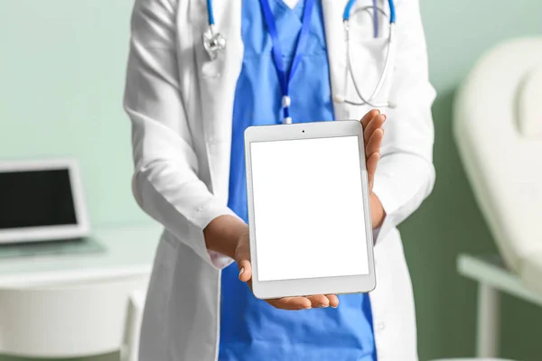 Médica Com Tablet Consultório Médico — Fotografia de Stock