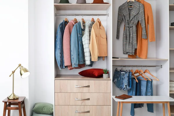 Moderne Garderobe Mit Stilvoller Damenkleidung Hellen Raum — Stockfoto