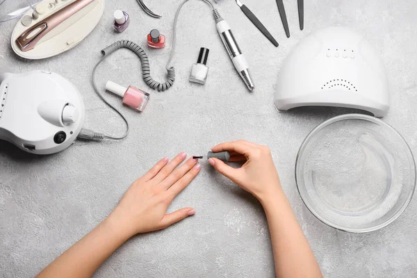 Mujer Aplicando Esmalte Uñas Mesa Ligera — Foto de Stock