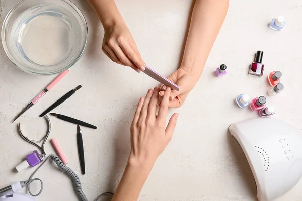 Manicure Mestre Arquivando Unhas Para Cliente Feminino Mesa Luz — Fotografia de Stock