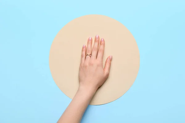 Γυναικείο Χέρι Κομψό Μανικιούρ Και Δαχτυλίδι Στο Φόντο Χρώμα — Φωτογραφία Αρχείου