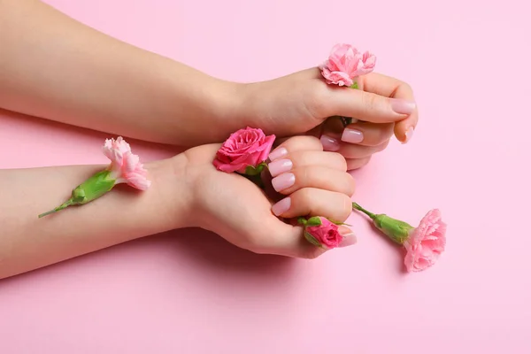 Mujer Con Manicura Hermosa Capullos Flores Sobre Fondo Color Primer — Foto de Stock