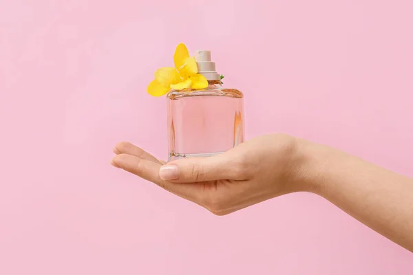 Female Hand Beautiful Manicure Perfume Bottle Color Background — Stock Photo, Image