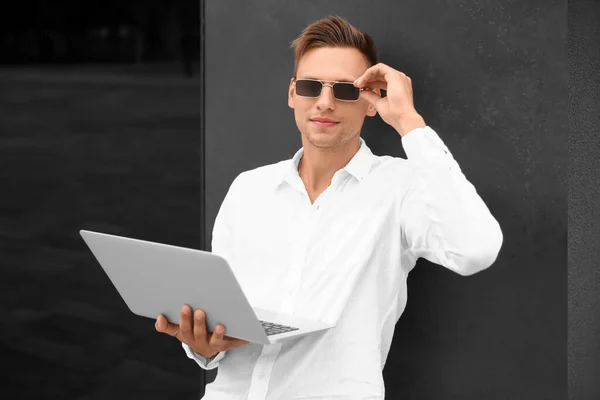 Schöner Junger Mann Mit Sonnenbrille Und Laptop Freien — Stockfoto